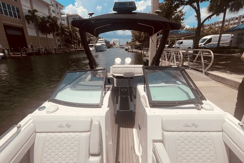 Slide: The Image of Sea Ray 290 SDX OUTBOARD 2024 - 17