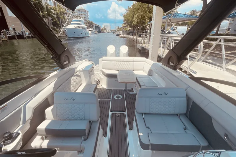 Slide: The Image of Sea Ray 290 SDX OUTBOARD 2024 - 18