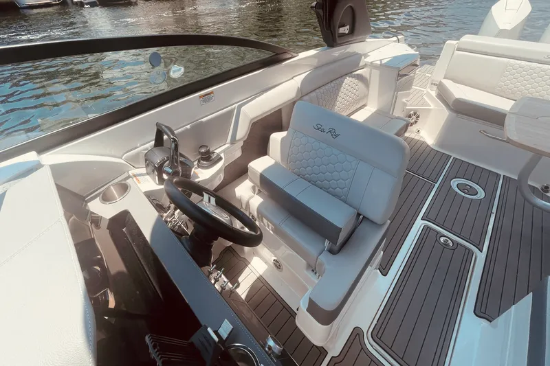 Slide: The Image of Sea Ray 290 SDX OUTBOARD 2024 - 23