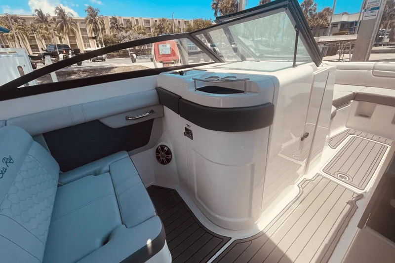 Slide: The Image of Sea Ray 290 SDX OUTBOARD 2024 - 27