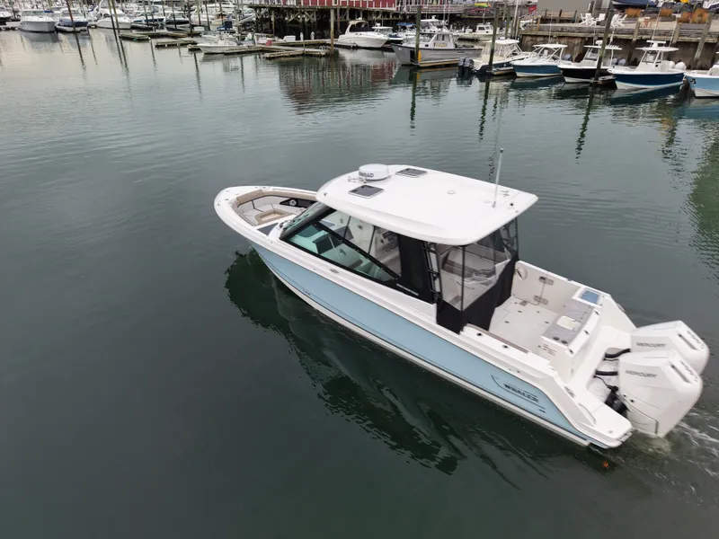 Slide: The Image of Boston Whaler 330 Vantage 2026 - 14