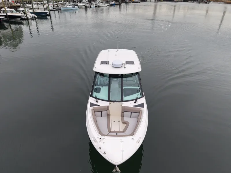 Slide: The Image of Boston Whaler 330 Vantage 2026 - 15