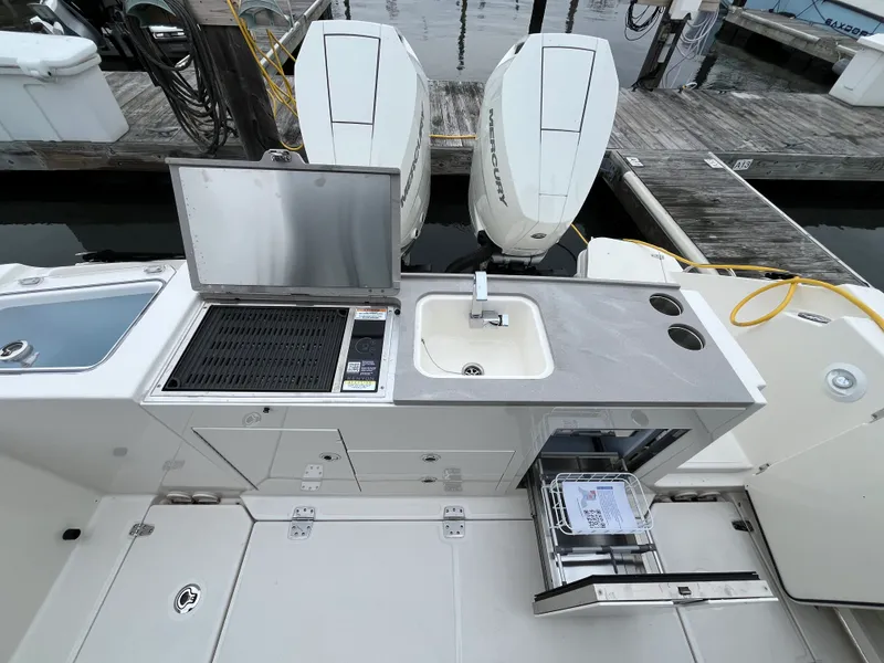 Slide: The Image of Boston Whaler 330 Vantage 2026 - 20