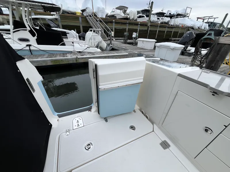 Slide: The Image of Boston Whaler 330 Vantage 2026 - 22