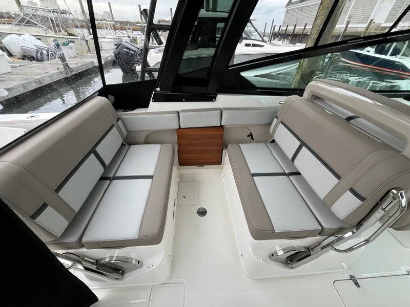 Slide: The Image of Boston Whaler 330 Vantage 2026 - 24