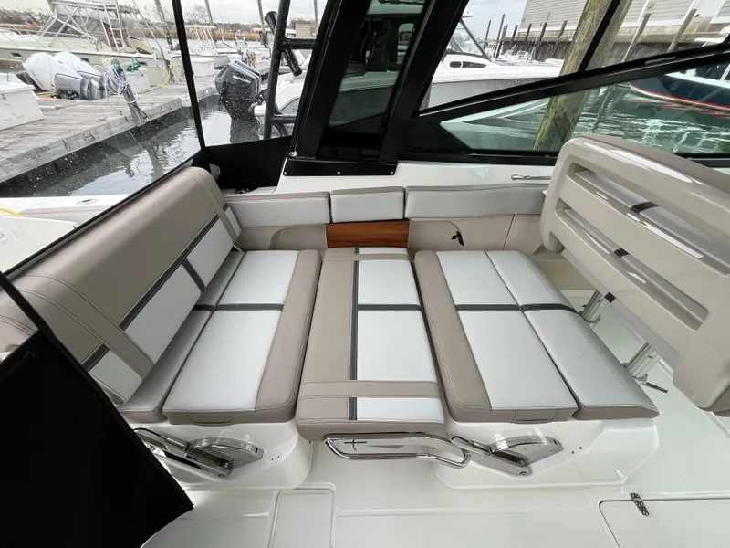 Slide: The Image of Boston Whaler 330 Vantage 2026 - 26