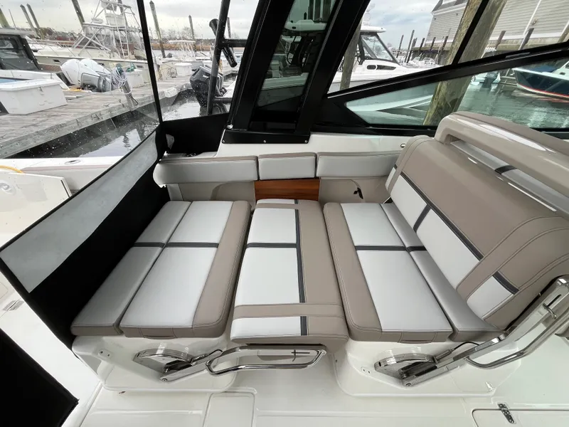 Slide: The Image of Boston Whaler 330 Vantage 2026 - 27