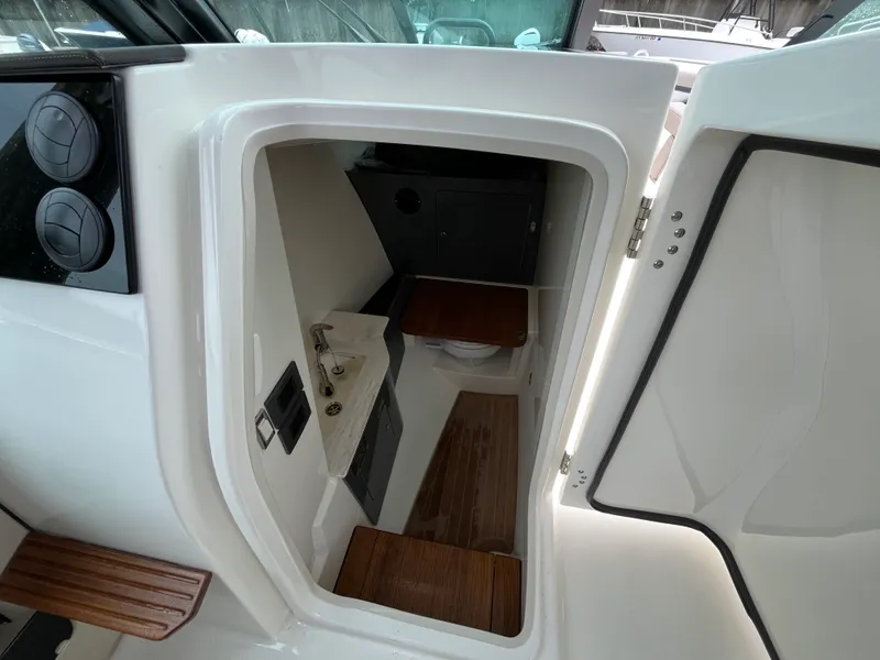 Slide: The Image of Boston Whaler 330 Vantage 2026 - 29