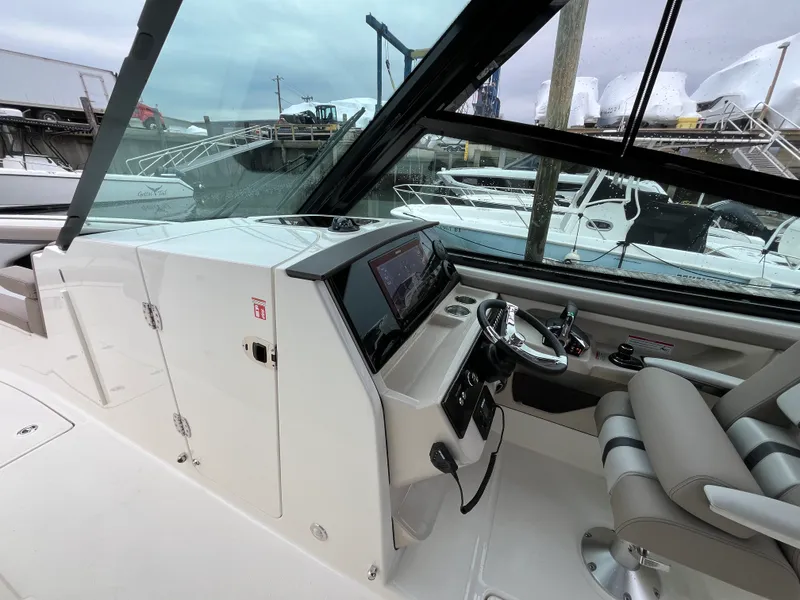 Slide: The Image of Boston Whaler 330 Vantage 2026 - 31