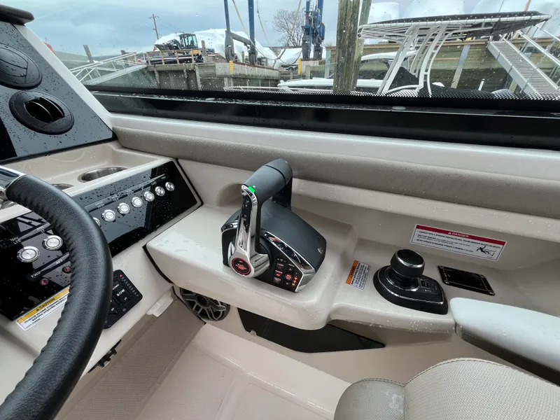 Slide: The Image of Boston Whaler 330 Vantage 2026 - 34