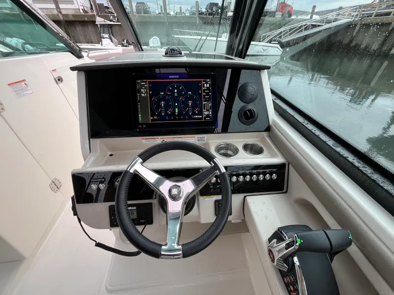 Slide: The Image of Boston Whaler 330 Vantage 2026 - 35