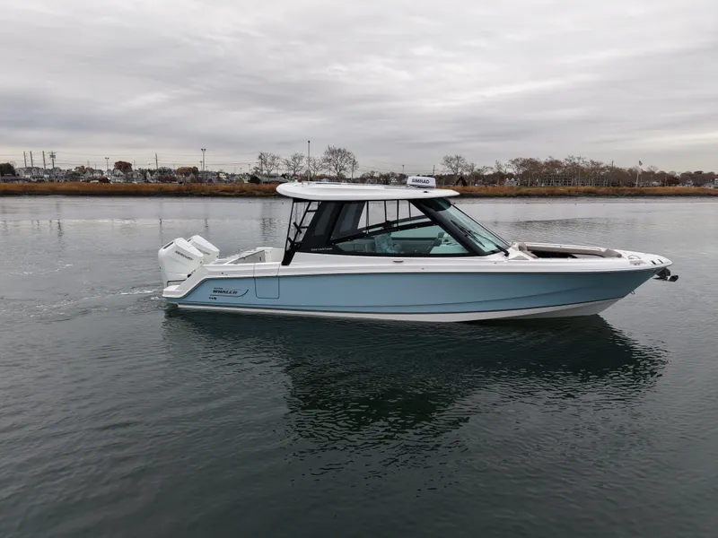 Slide: The Image of Boston Whaler 330 Vantage 2026 - 4