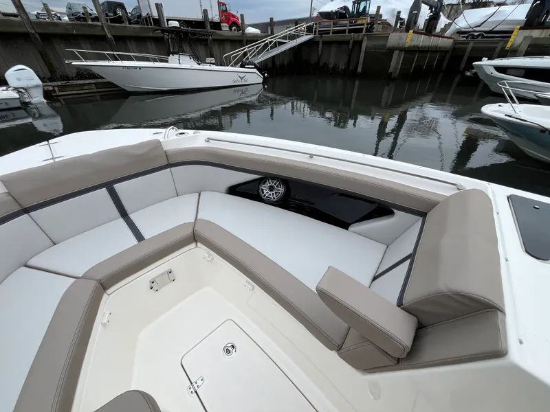 Slide: The Image of Boston Whaler 330 Vantage 2026 - 43