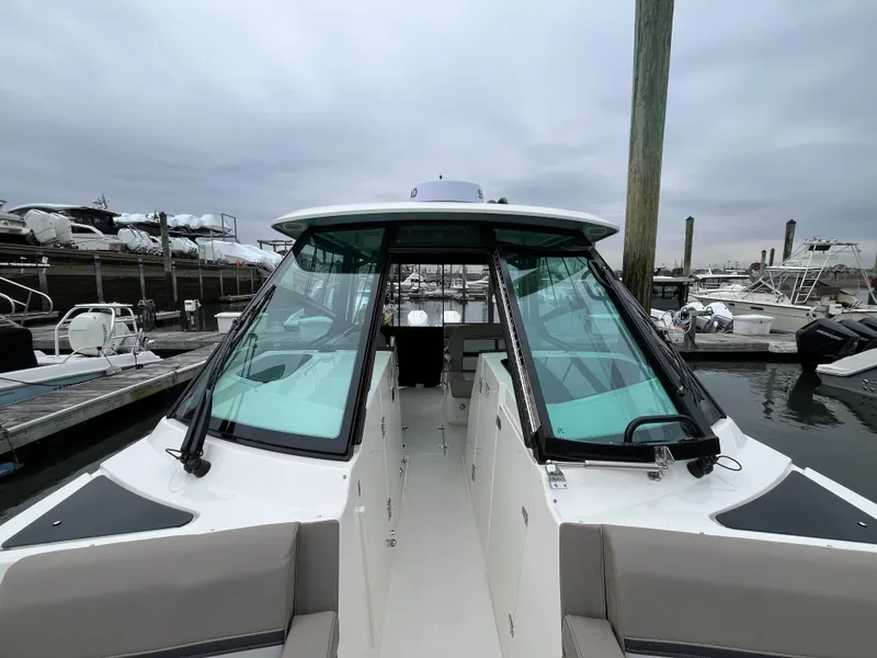 Slide: The Image of Boston Whaler 330 Vantage 2026 - 46