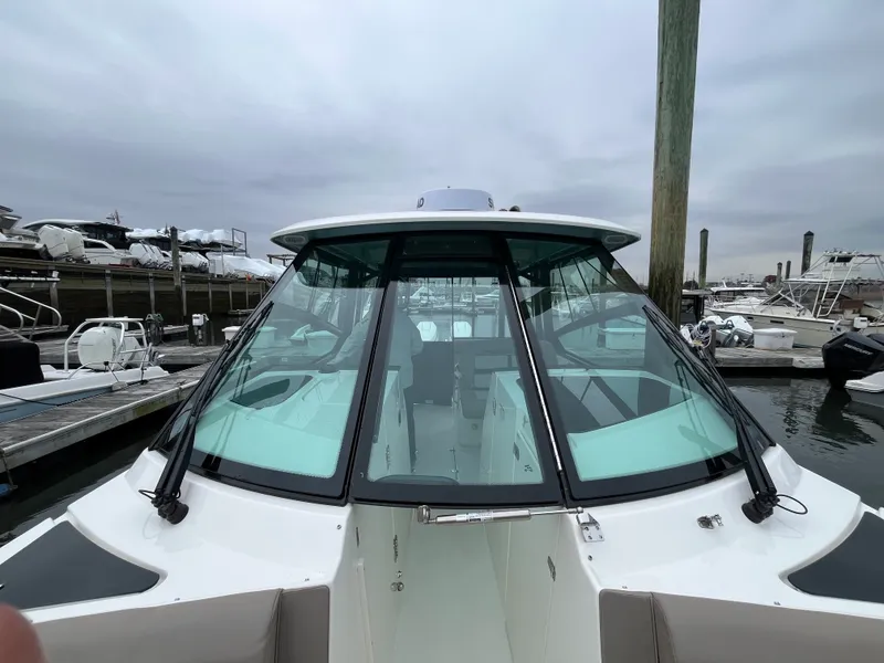 Slide: The Image of Boston Whaler 330 Vantage 2026 - 47