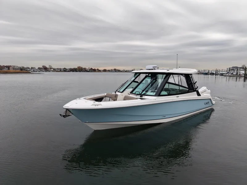 Slide: The Image of Boston Whaler 330 Vantage 2026 - 49