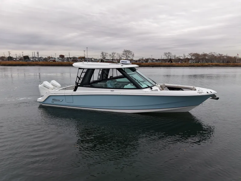 Slide: The Image of Boston Whaler 330 Vantage 2026 - 5