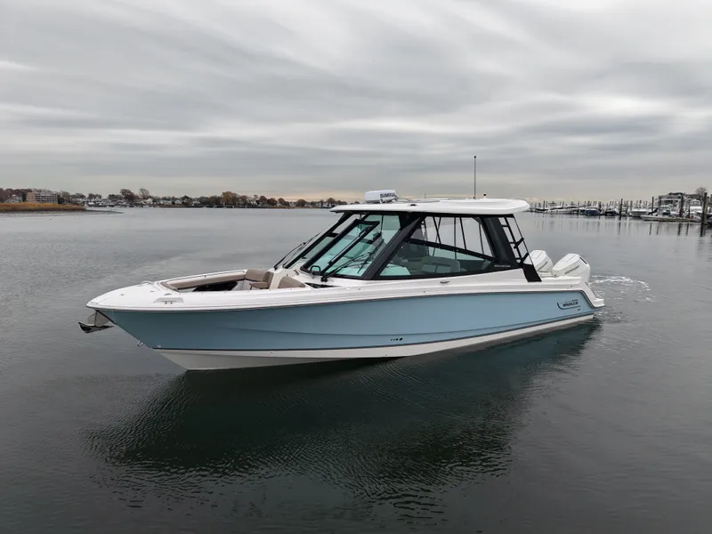 Slide: The Image of Boston Whaler 330 Vantage 2026 - 50