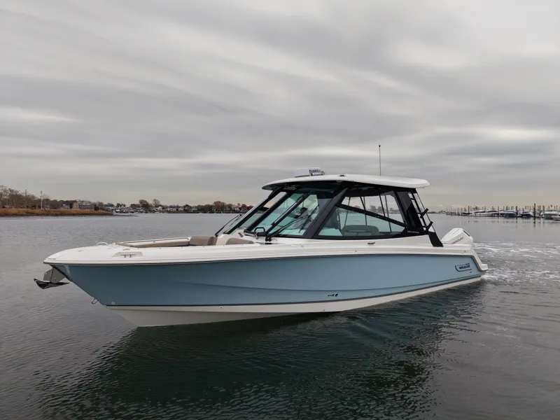 Slide: The Image of Boston Whaler 330 Vantage 2026 - 53