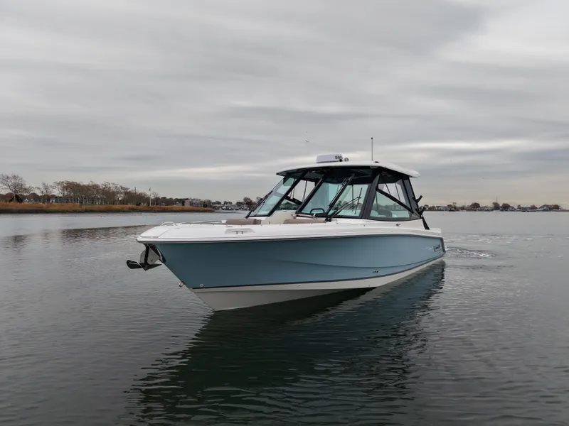 Slide: The Image of Boston Whaler 330 Vantage 2026 - 56