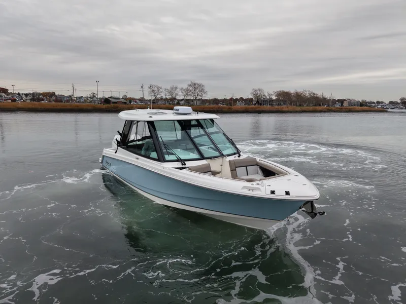 Slide: The Image of Boston Whaler 330 Vantage 2026 - 6