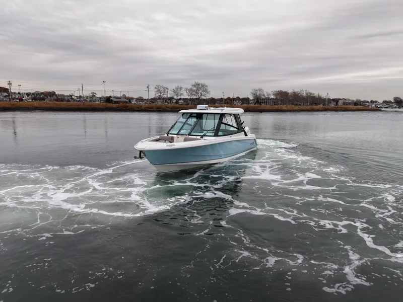 Slide: The Image of Boston Whaler 330 Vantage 2026 - 61