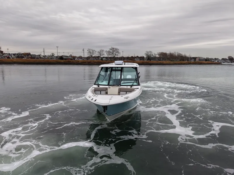 Slide: The Image of Boston Whaler 330 Vantage 2026 - 62