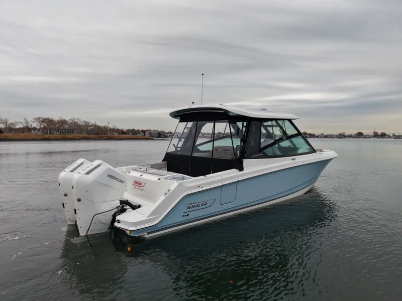 Slide: The Image of Boston Whaler 330 Vantage 2026 - 7