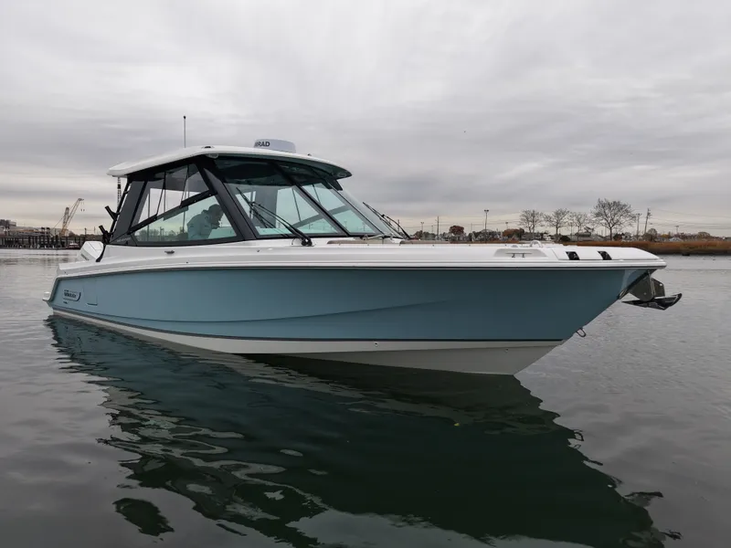 Slide: The Image of Boston Whaler 330 Vantage 2026 - 8
