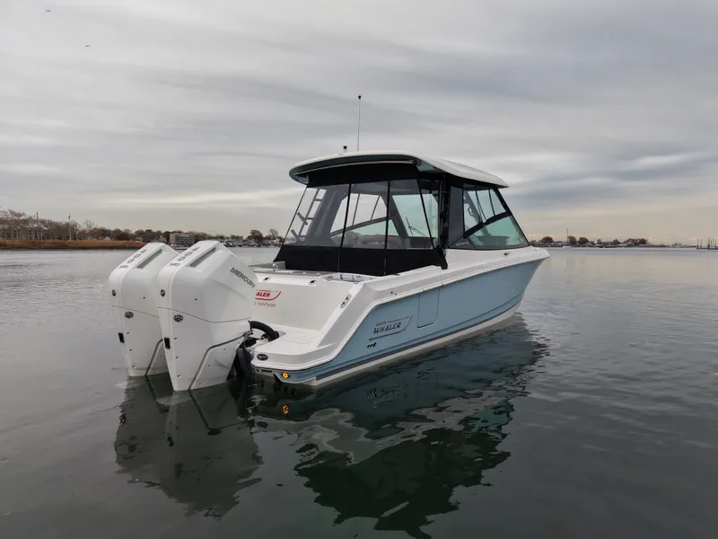 Slide: The Image of Boston Whaler 330 Vantage 2026 - 9