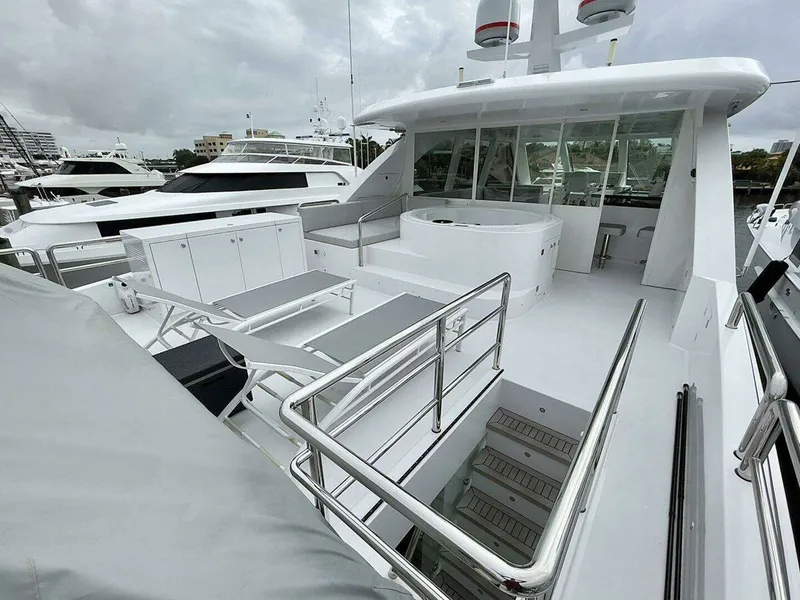 Slide: The Image of HARGRAVE CUSTOM YACHTS SKylounge 2021 - 9