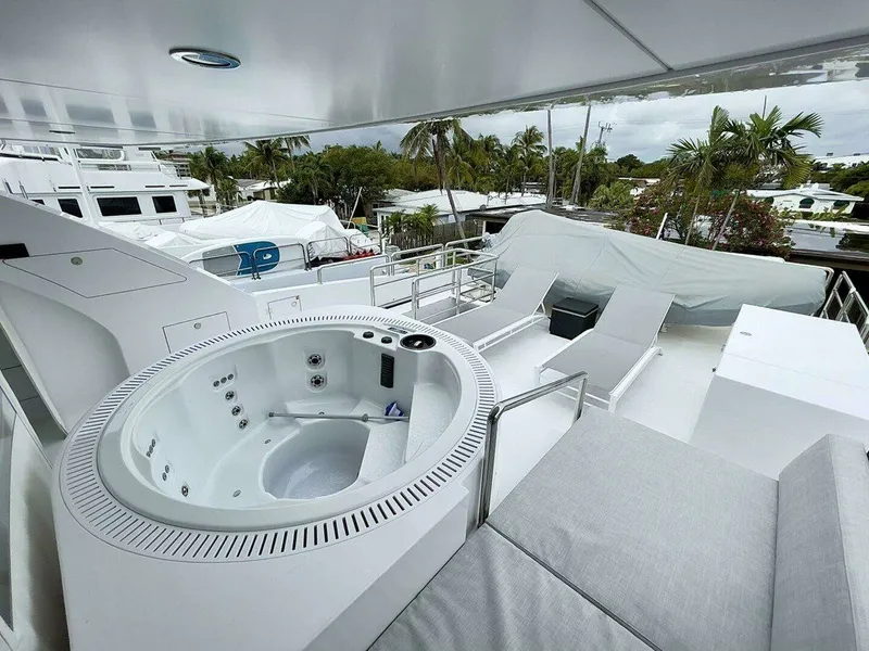 Slide: The Image of HARGRAVE CUSTOM YACHTS SKylounge 2021 - 10