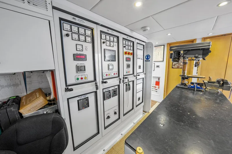 Slide: The Image of TRINITY YACHTS Tri-Deck 2005 - 62