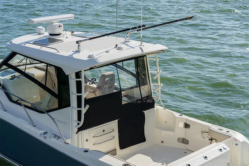 Slide: The Image of Boston Whaler 240 Vantage 2023 - 54