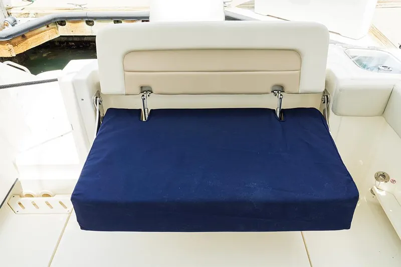 Slide: The Image of Boston Whaler 240 Vantage 2023 - 67