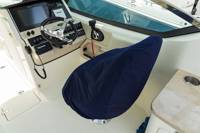Slide: The Image of Boston Whaler 240 Vantage 2023 - 68