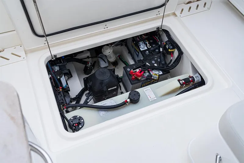 Slide: The Image of Boston Whaler 240 Vantage 2023 - 77