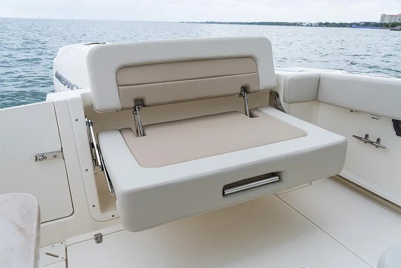 Slide: The Image of Boston Whaler 240 Vantage 2023 - 80