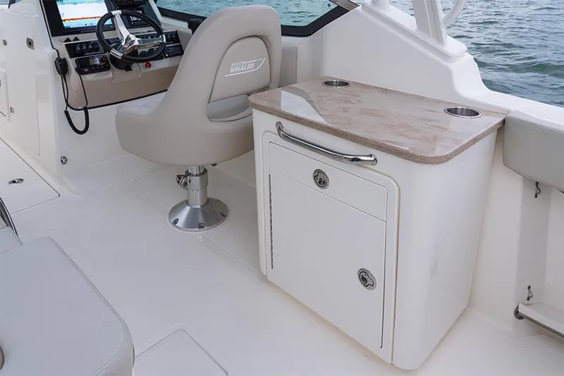 Slide: The Image of Boston Whaler 240 Vantage 2023 - 83