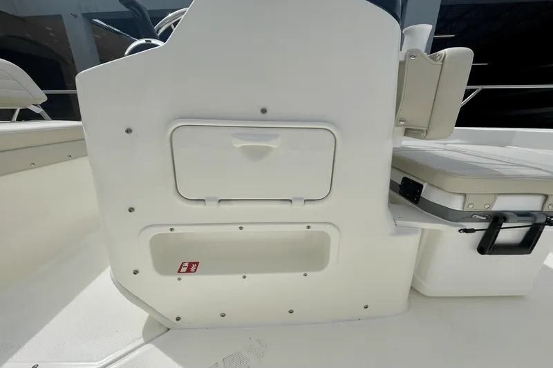 Slide: The Image of Boston Whaler 170 Montauk 2026 - 7