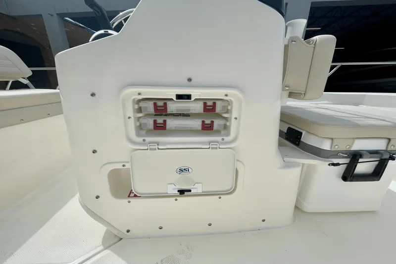 Slide: The Image of Boston Whaler 170 Montauk 2026 - 8