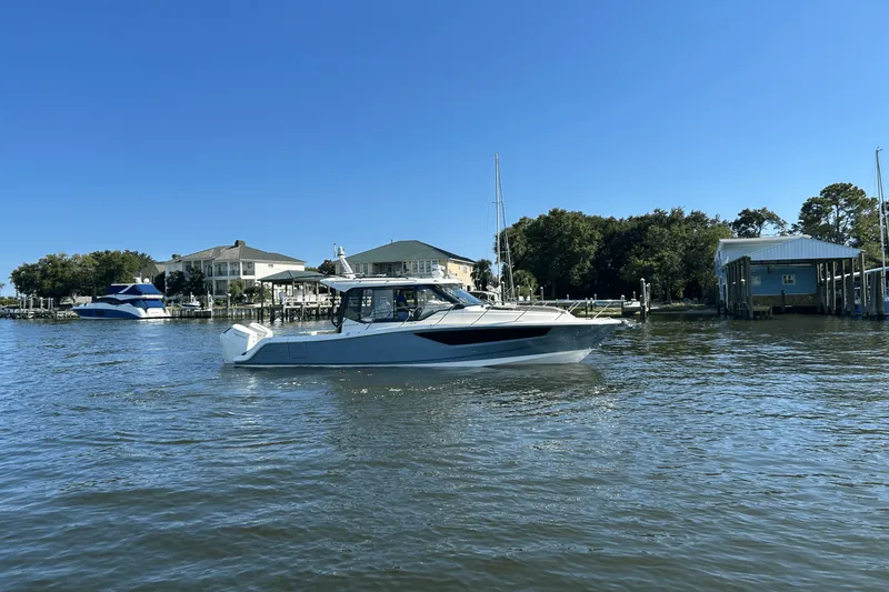 The Image of Boston Whaler 365 Conquest 2025 - 0