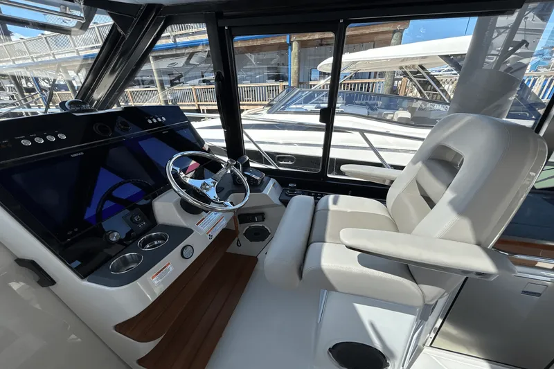 Slide: The Image of Boston Whaler 365 Conquest 2025 - 31