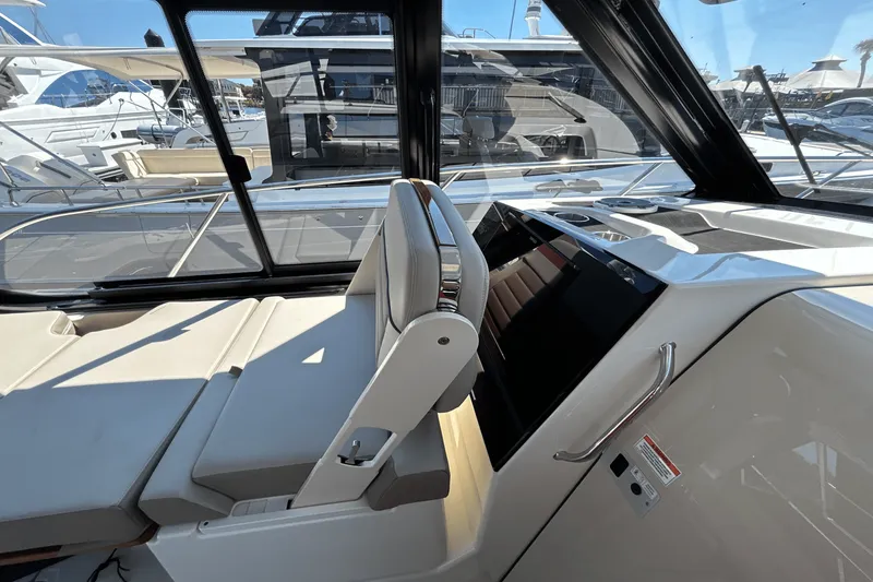 Slide: The Image of Boston Whaler 365 Conquest 2025 - 39