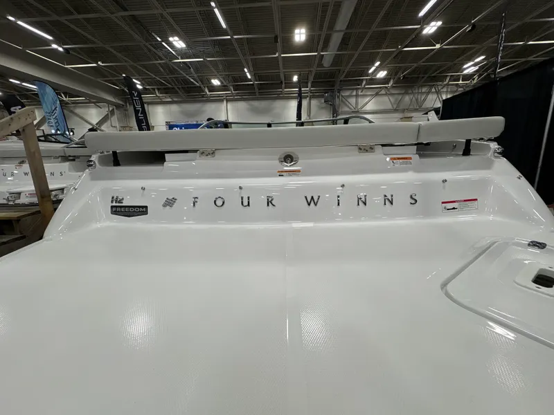 Slide: The Image of Four Winns H2 - FREEDOM 2026 - 20