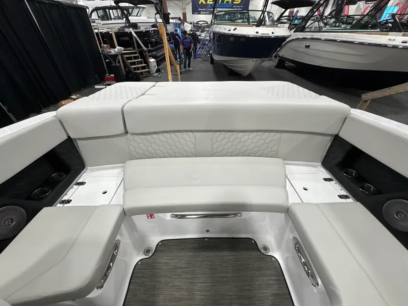 Slide: The Image of Four Winns H2 - FREEDOM 2026 - 23