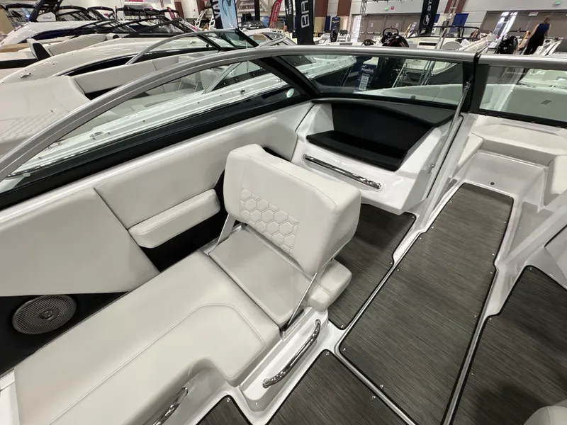 Slide: The Image of Four Winns H2 - FREEDOM 2026 - 28