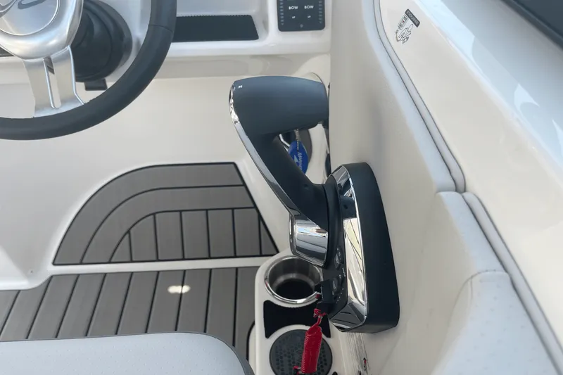 Slide: The Image of Sea Ray SDX 230 Outboard 2026 - 20