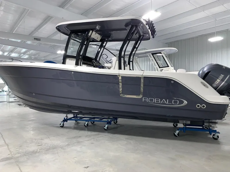 Slide: The Image of Robalo R302 2024 - 1
