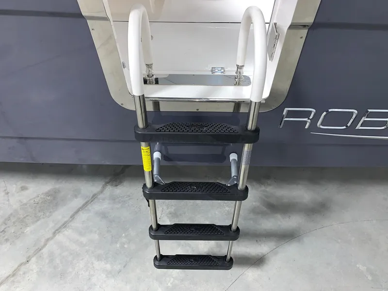 Slide: The Image of Robalo R302 2024 - 10